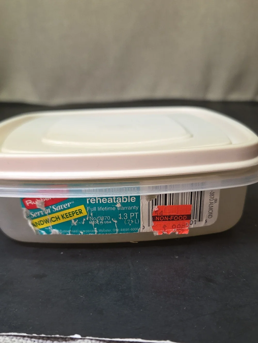 4 Rubbermaid Containers With Lids‎
